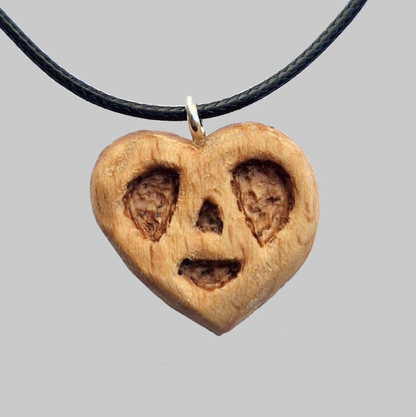 Collana con iniziale A all'internio del cuore in legno intagliata a mano