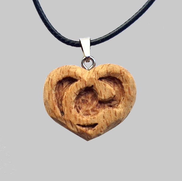 Collana con iniziale C all'internio del cuore in legno intagliata a mano