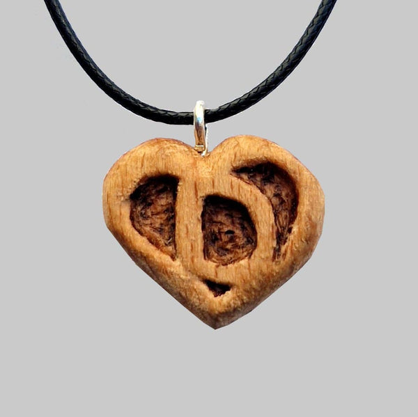 Collana con iniziale D all'internio del cuore in legno intagliata a mano