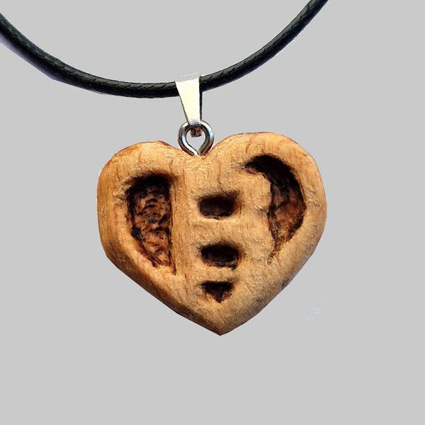 Collana con iniziale B all'internio del cuore in legno intagliata a mano
