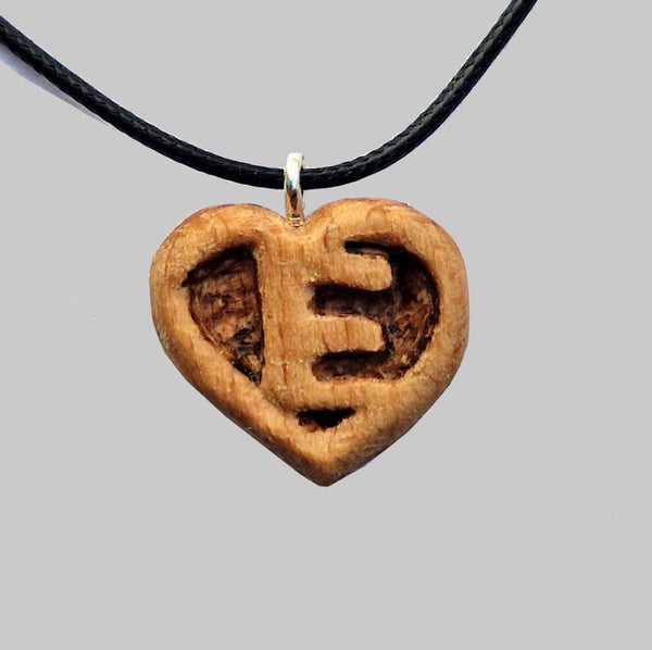 Collana con iniziale E all'internio del cuore in legno intagliata a mano