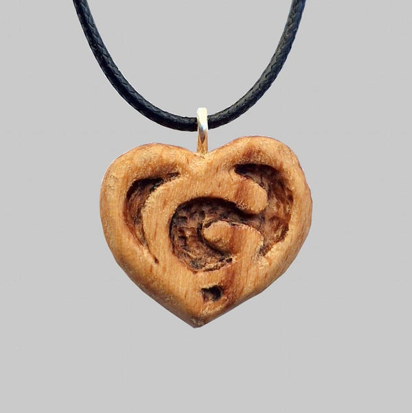 Collana con iniziale G all'internio del cuore in legno intagliata a mano