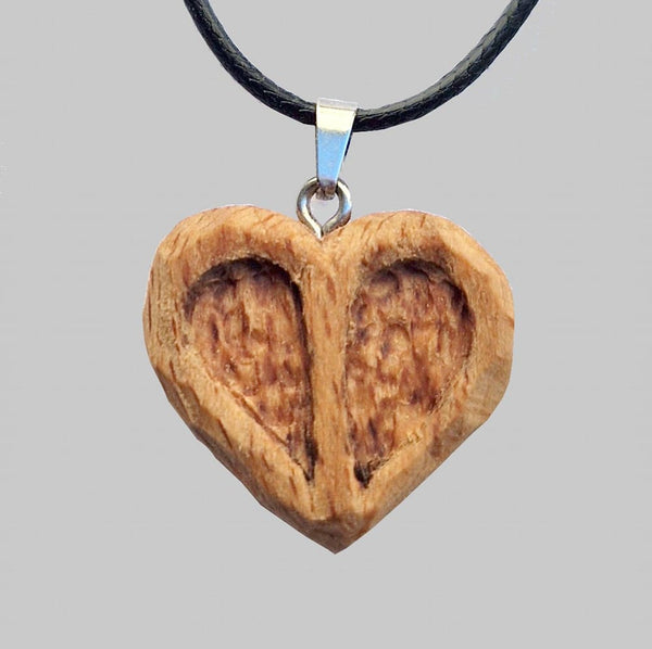 Collana con iniziale I all'internio del cuore in legno intagliata a mano