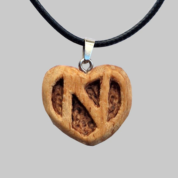 Collana con iniziale N all'internio del cuore in legno intagliata a mano
