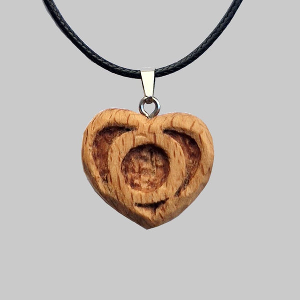 Collana con iniziale O all'internio del cuore in legno intagliata a mano