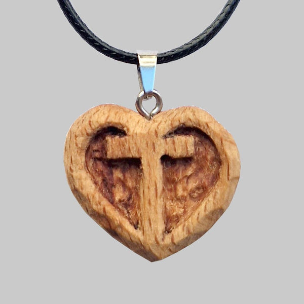 Collana con iniziale T all'internio del cuore in legno intagliata a mano