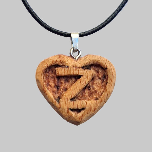 Collana con iniziale Z all'internio del cuore in legno intagliata a mano