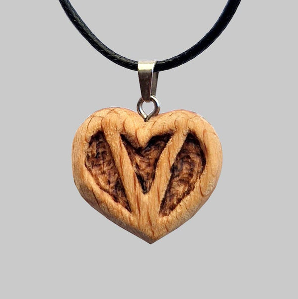 Collana con iniziale V all'internio del cuore in legno intagliata a mano