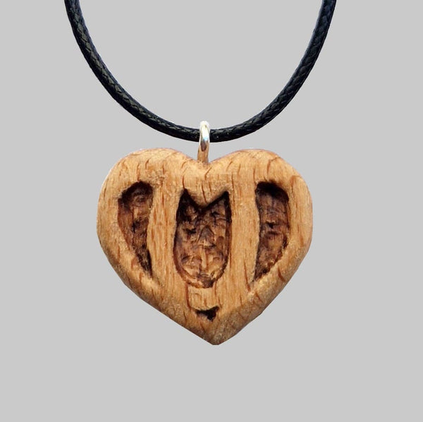 Collana con iniziale U all'internio del cuore in legno intagliata a mano