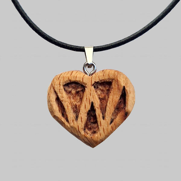 Collana con iniziale W all'internio del cuore in legno intagliata a mano