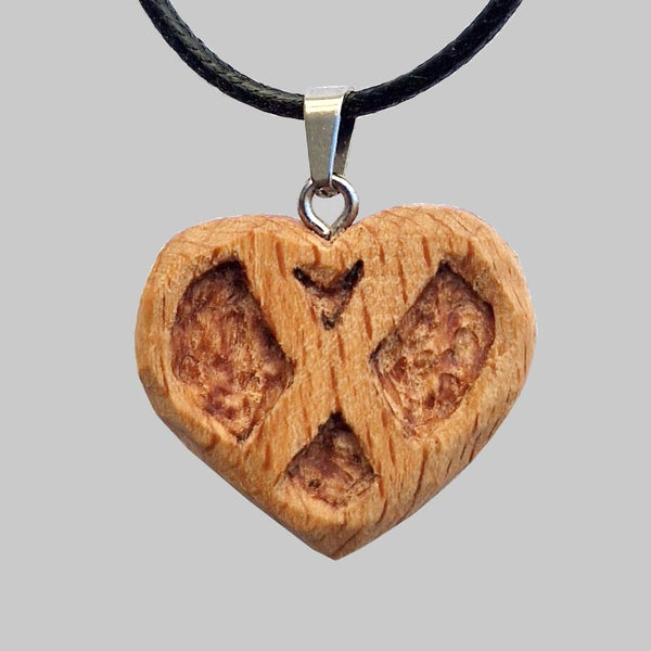 Collana con iniziale x all'internio del cuore in legno intagliata a mano