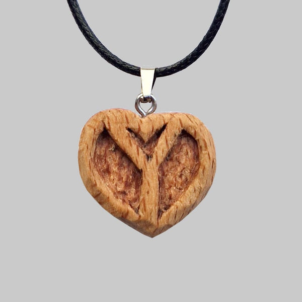 Collana con iniziale Y all'internio del cuore in legno intagliata a mano