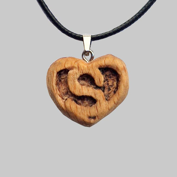 Collana con iniziale S all'internio del cuore in legno intagliata a mano