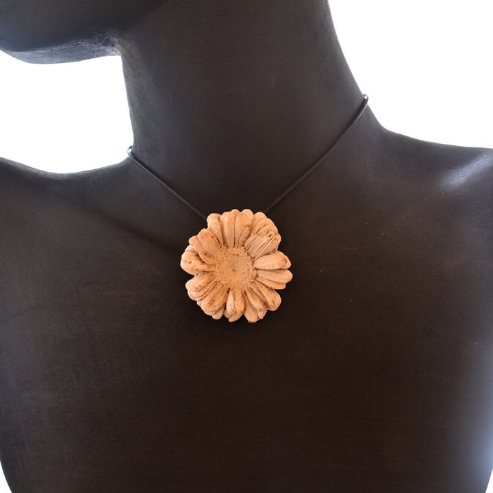 ciondolo in legno fiore
