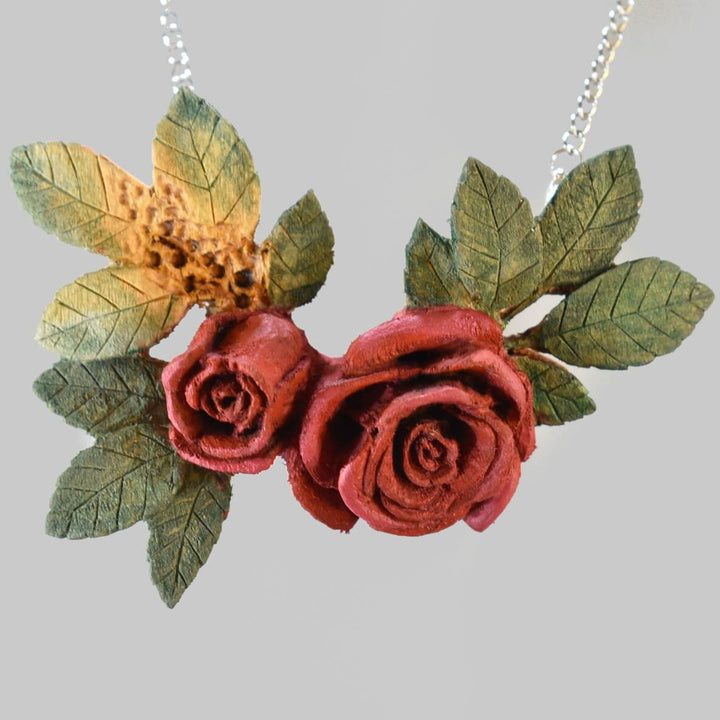 red roses wooden necklace